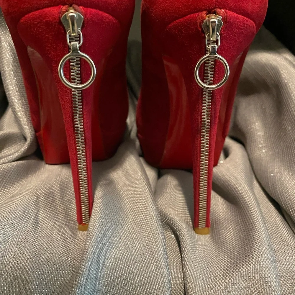 Christian Louboutin Red Heels Timeless Elegance - Picture 2 of 5
